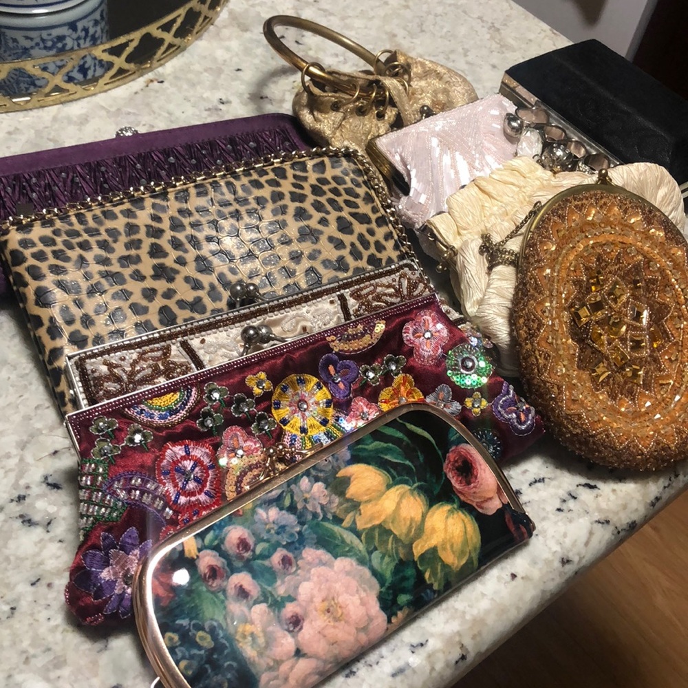 Lot of 10 handbags.